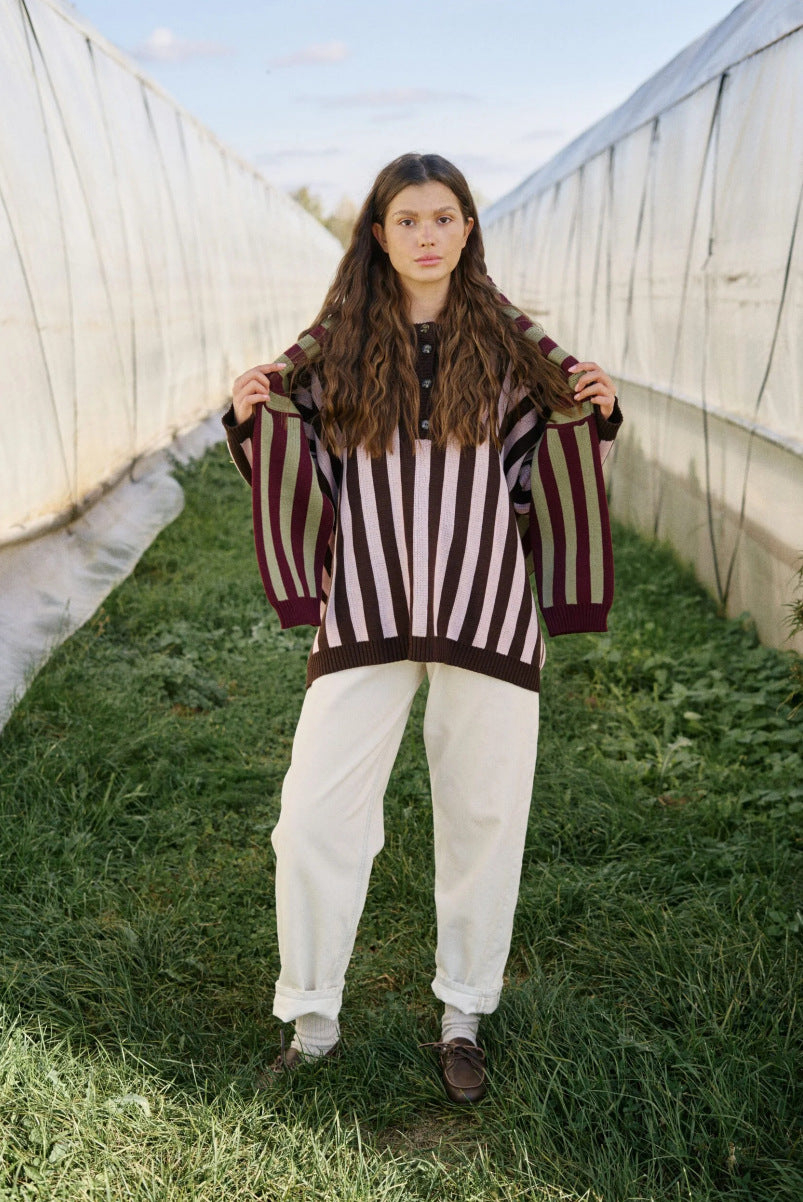 Kvinders stripet oversized sweater med knaplukning og dyb V-hals Stilla