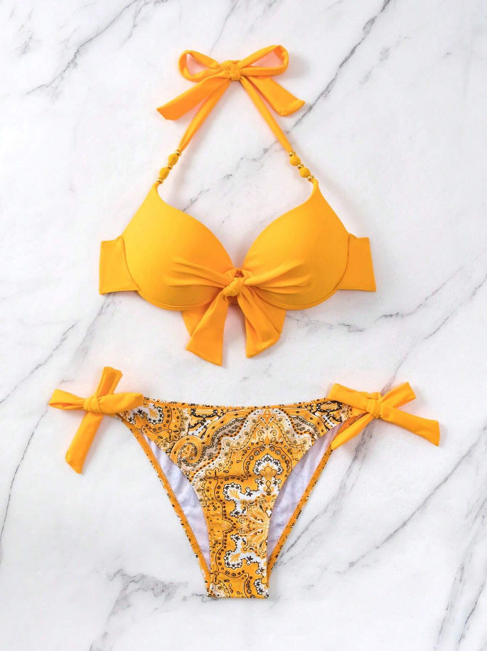 Dame bikini-sæt med moderigtig knude og farverige accenter Skovae