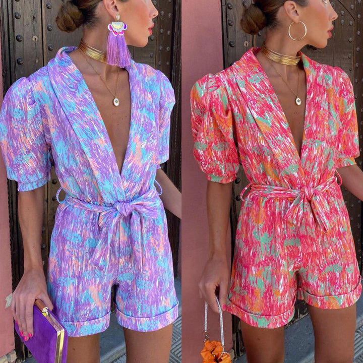 Dame moderner Jumpsuit med moderne puffærmer og farverigt grafisk design Stiila