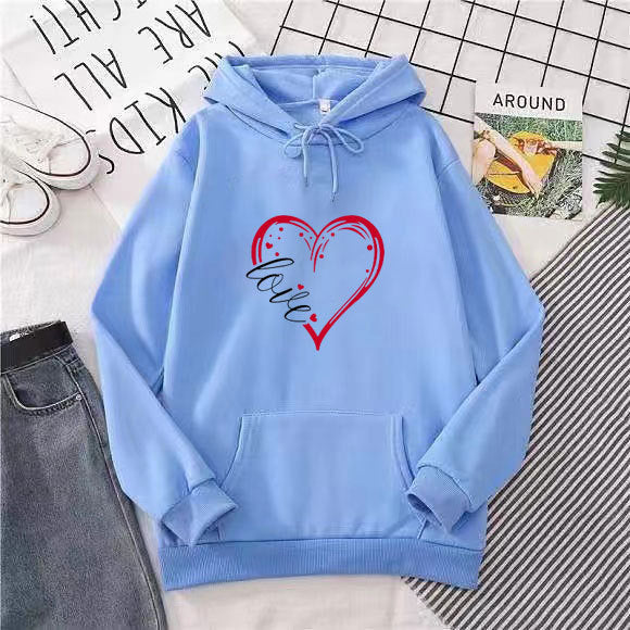 Kvinders hoodie med kreativ hjerteprint og blød indvendig foring Skovae