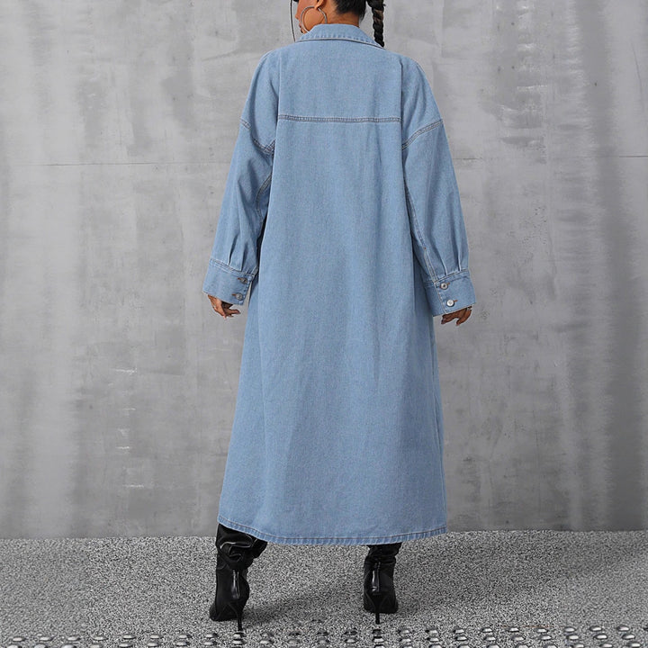 Kvinders denim maxi jakke i en afslappet oversized skæring med komfortable trykknapper og praktiske lommer Stilla