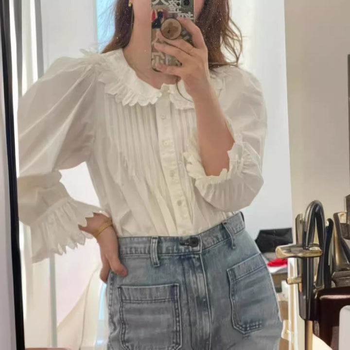 Damebluse med eksklusivt flæsedesign og elegante pufærmer Stilla