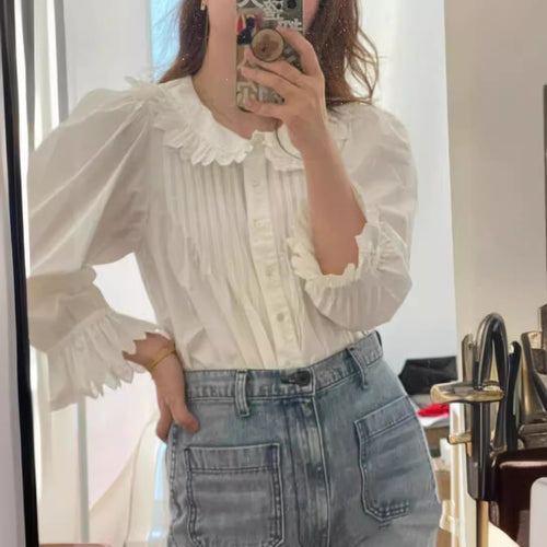 Damebluse med eksklusivt flæsedesign og elegante pufærmer Stilla