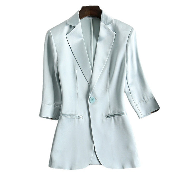 Dame stilfuld kort blazer med satineret overflade og elegante knapdetaljer Stilla