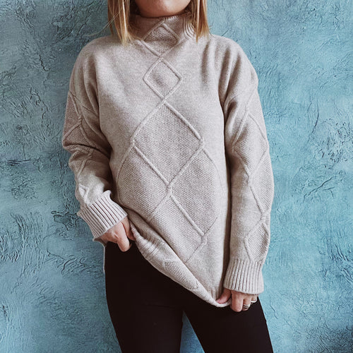 Kvindernes strikket sweater med moderne diamantmønster Stilla