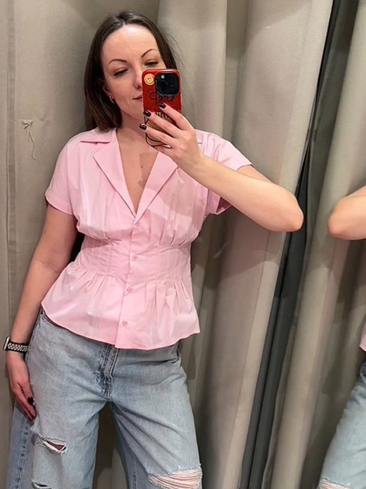 Dame taljeret bluse med detaljerede folder og elegant knaplukning Stilla