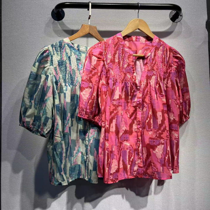 Damebluse med voluminøse puffærmer og raffineret smockdesign Stilla