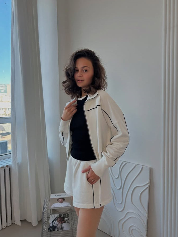 Kvinders sporty sæt lavet af blødt bomuldsstof med cropped top og shorts Skovae