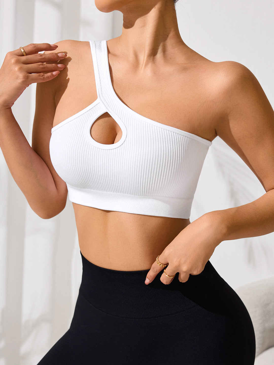 Dame Sport Crop Top med en enkelt strop og elegant udskæring Stilla