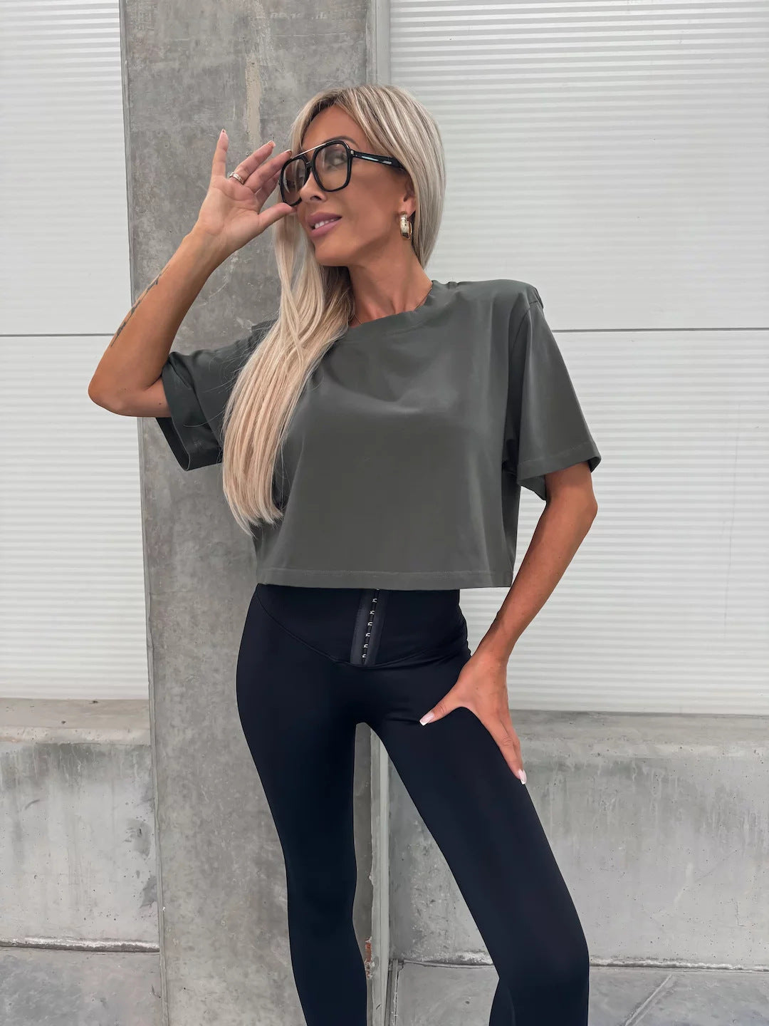 Kvinders cropped T-shirt i iøjnefaldende leopardmønster