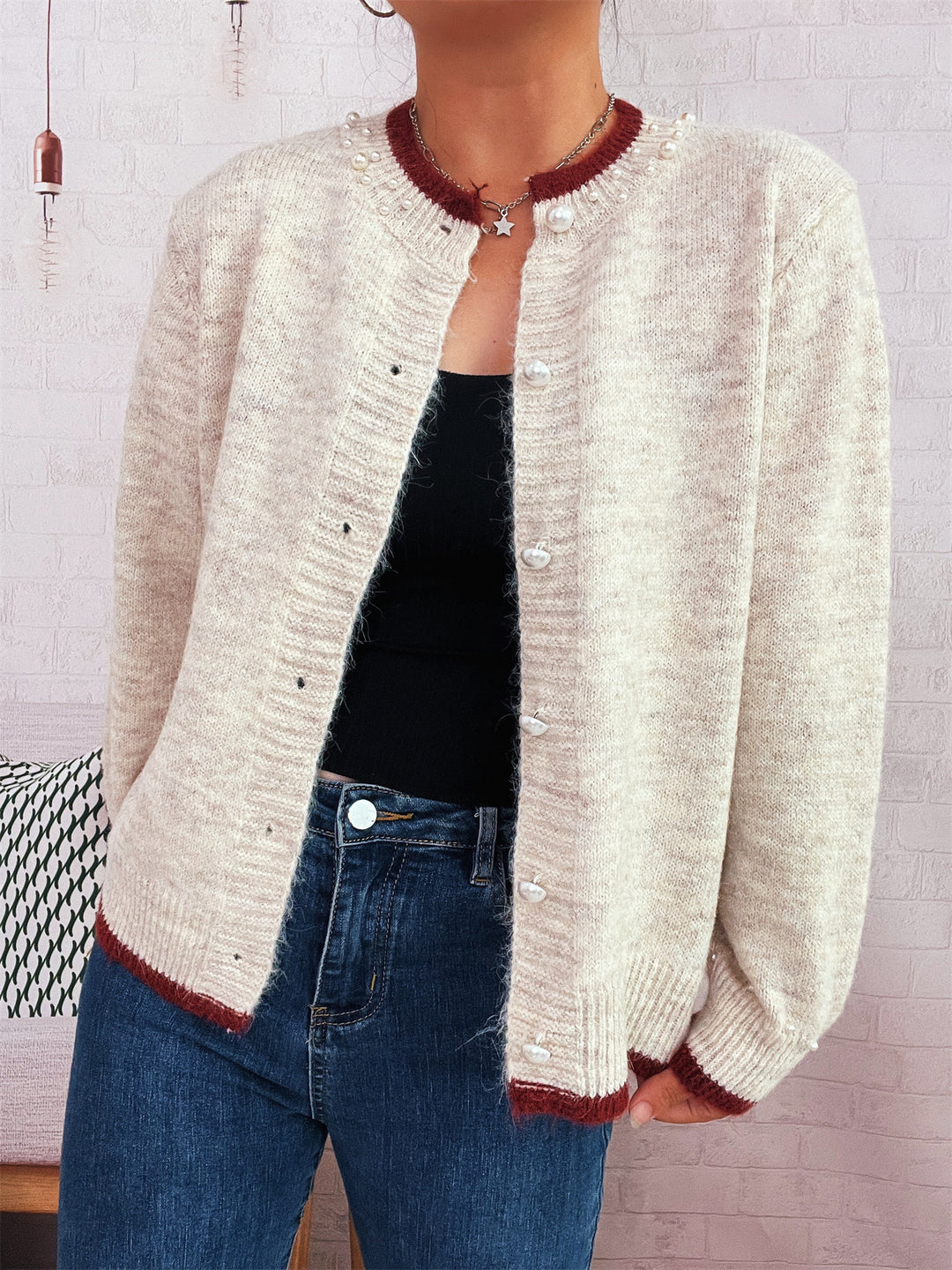 Damer elegant cardigan med dekorative knapdetaljer og perleudsmykninger Stilla