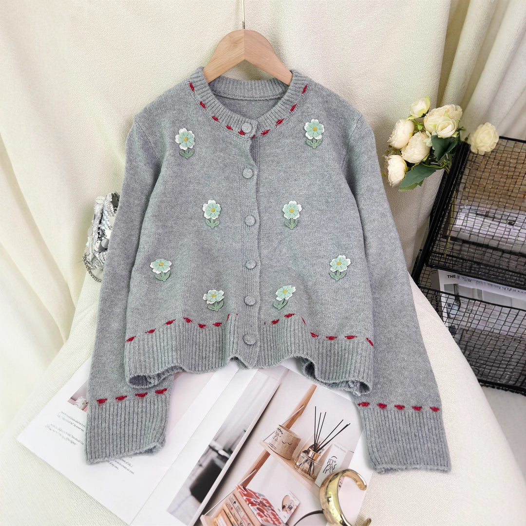 Dame cardigan med blomstret broderi design og knaplukning Stilla