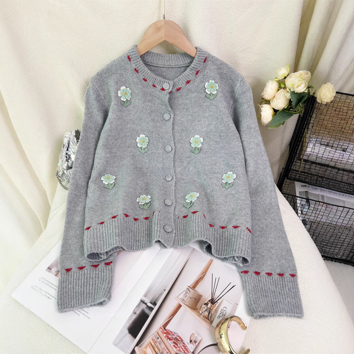 Dame cardigan med blomstret broderi design og knaplukning Stilla