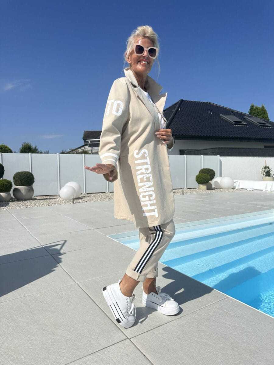 Kvinders afslappede trenchcoat med fashionable striber og stilfuld skrift Stilla
