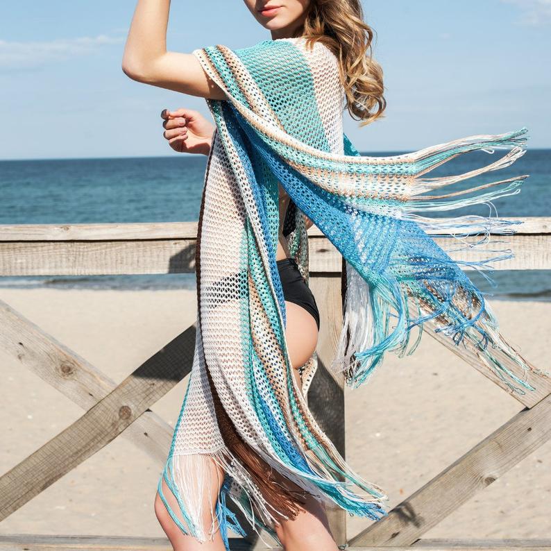 Dame strandponcho med legende netdesign og frynset kant Stilla