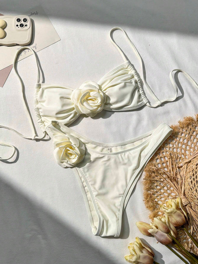 Kvinders bikini med blomsterdetaljer i flæser