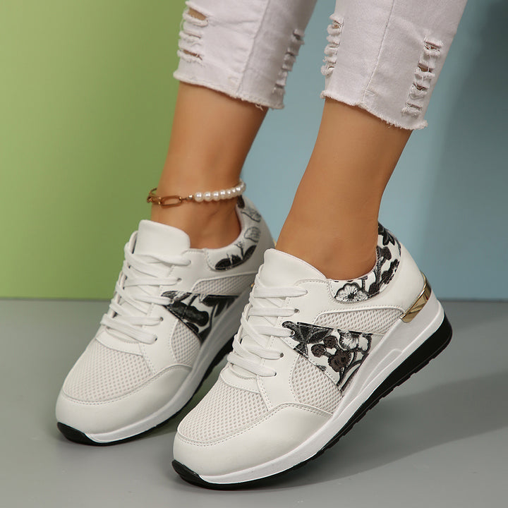 Dame Sneakers med luftig mesh-overflade og elegante florale accenter Stilla