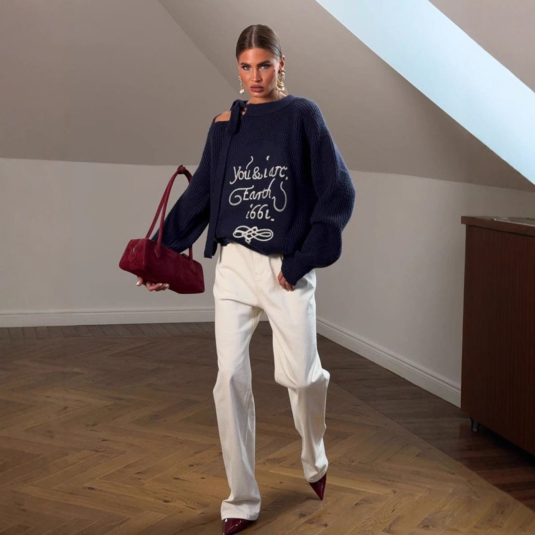 Kvindernes chunky strikket sweater med dekorativ tekst og asymmetrisk halsudskæring Stilla