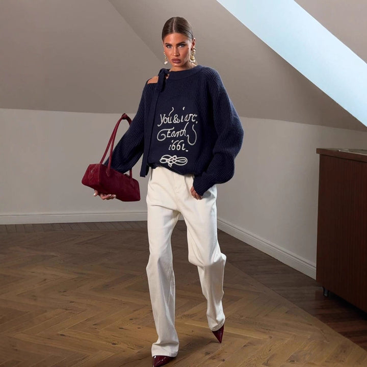 Kvindernes chunky strikket sweater med dekorativ tekst og asymmetrisk halsudskæring Stilla