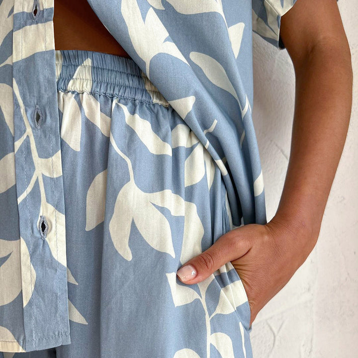 Dame sæt bestående af luftig bluse og behagelige shorts med blomstret design Stilla