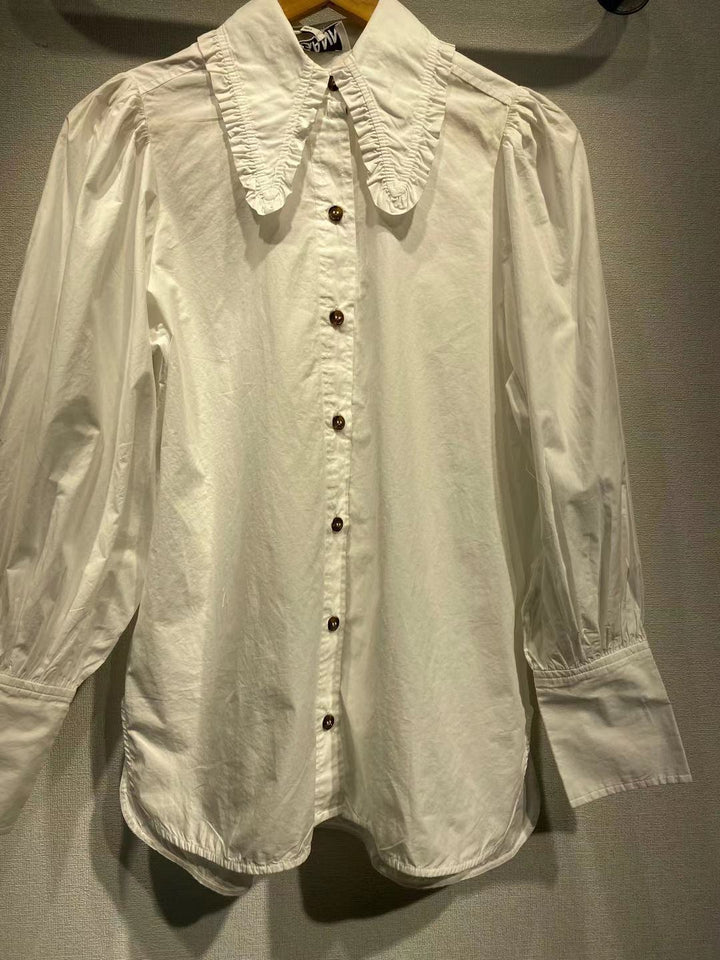 Damebluse med voluminøse puffærmer og dekorative flæsedetaljer Stilla