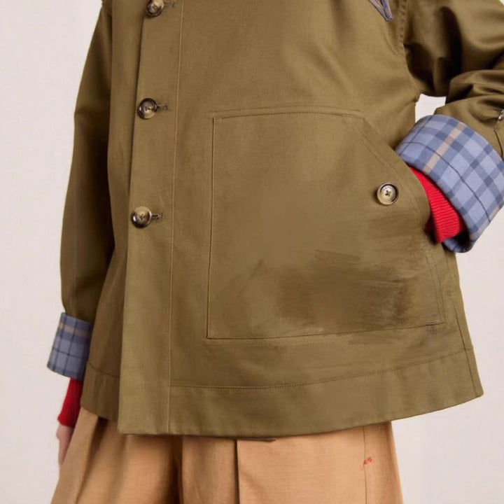 Kvinders fashionable trenchcoat med karakteristisk krave og praktiske lommer Stilla