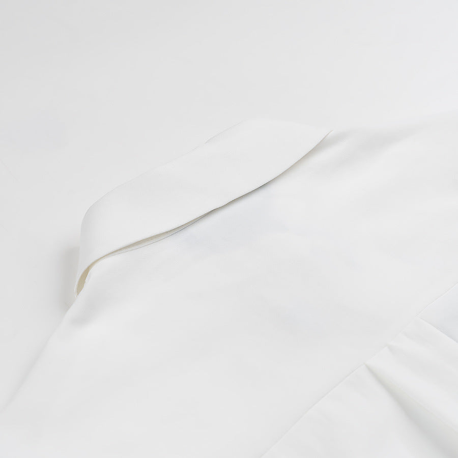 Kvindes klassiske bluse med dekorative knuder og elegante detaljer Stilla