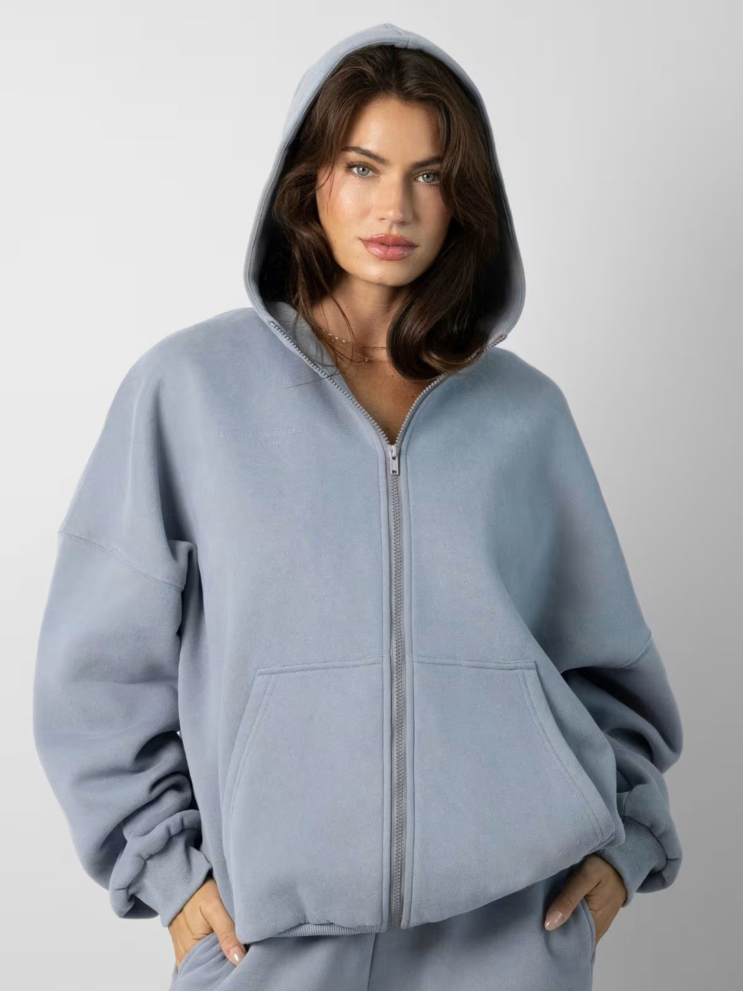 Dame sporty fleece sæt med høj krave og praktiske lommer Skovae