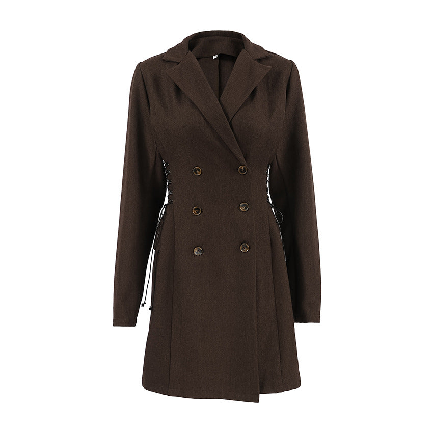 Dame Blazer-kjole i elegant design med taljevattering og skinnende knapdetaljer Stilla