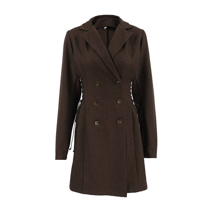 Dame Blazer-kjole i elegant design med taljevattering og skinnende knapdetaljer Stilla