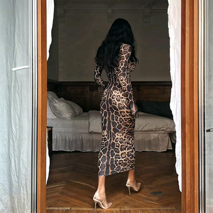 Dame longsleeve maxikjole med spændende leopardmønster og tætsiddende snit Stilla