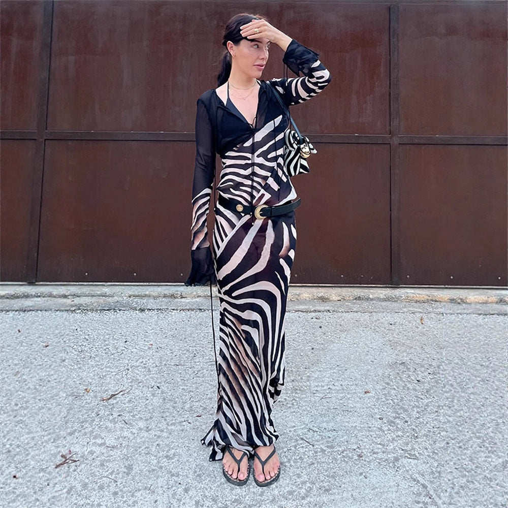 Dame maxikjole med asymmetrisk snit og elegant zebra-design Stilla