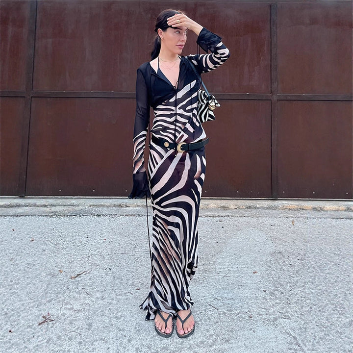 Dame maxikjole med asymmetrisk snit og elegant zebra-design Stilla