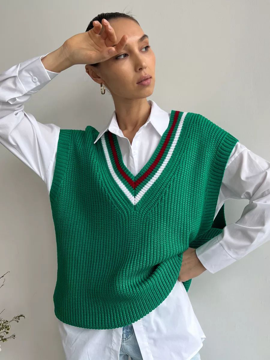 Dame strikveste med V-udskæring og sporty accenter Stilla