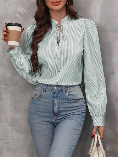 Dame elegant stribet bluse med puffærmer og fine knapdetaljer Stilla
