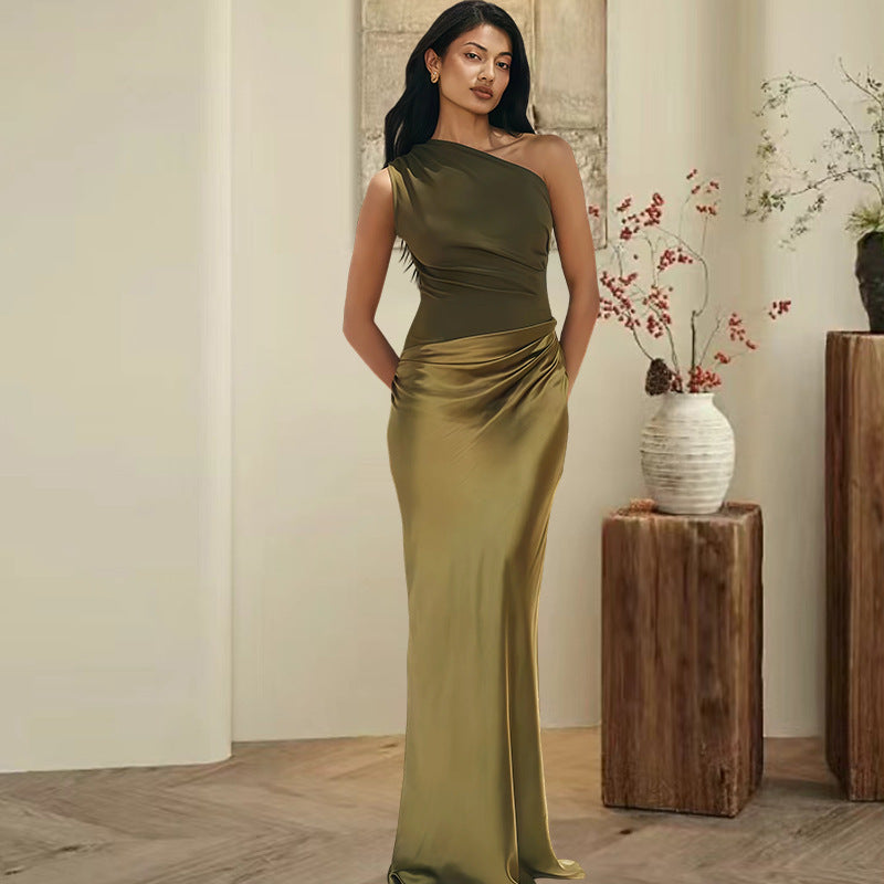Dame elegante asymmetrisk aftenkjole med skinnende satin