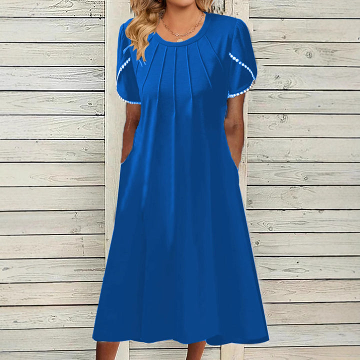 Dame fritidskjole med elegante draperinger og praktiske lommer Stilla