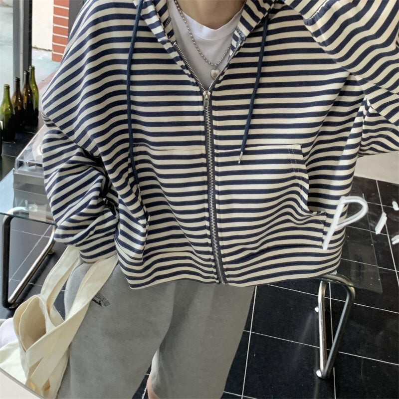 Kvinders stribede zip hoodie med en afslappet pasform og dyb krave