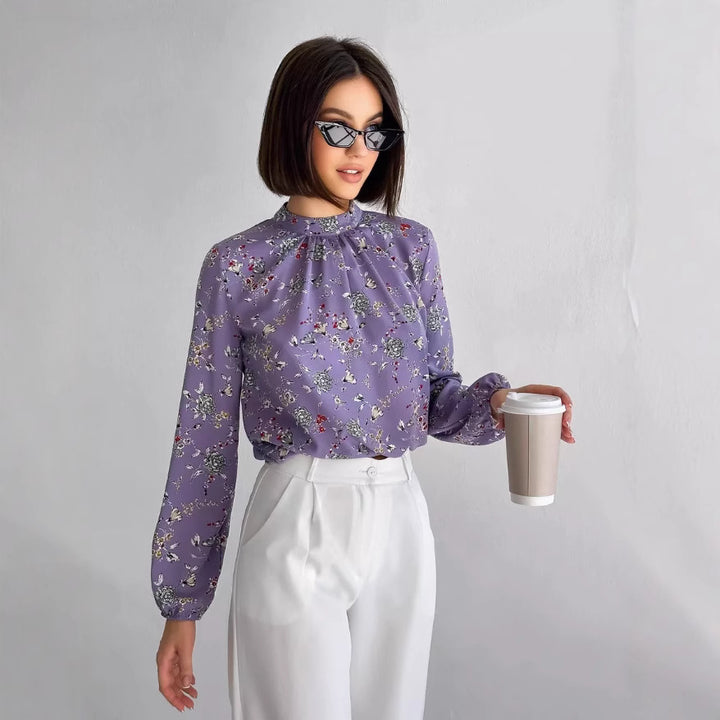 Damebluse med elegant blomsterdesign og bredt ærme Stilla