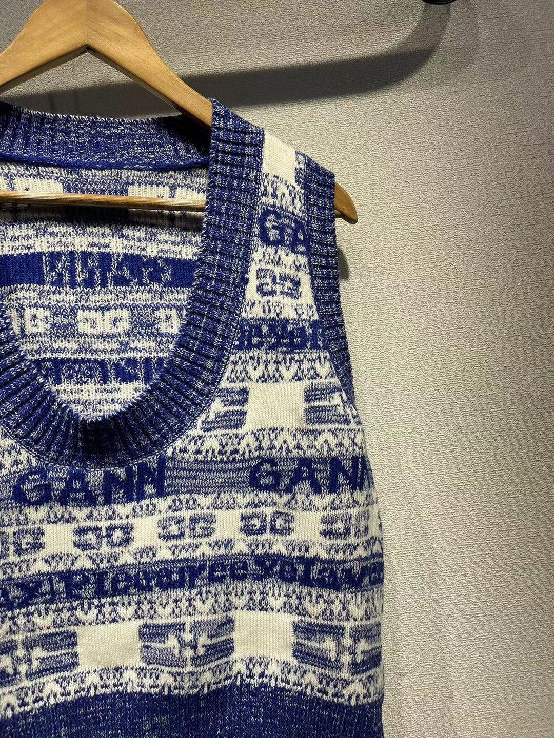 Dame striktop med moderne mønster og trendy layering-stil Stilla