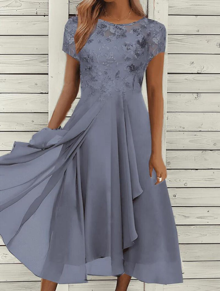 Dame med elegant chiffon midikjole med floral spidsapplikation og flydende klokkeslæt skørt Skovae