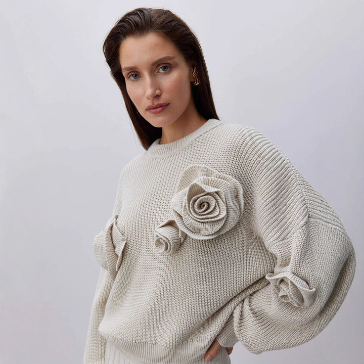Dame strikpullover med innovative blomsterapplikationer Stilla