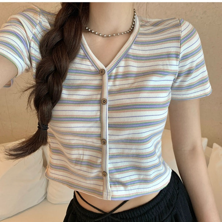 Kvindernes cropped t-shirt med fashionabelt stribet mønster og dekorative knapper