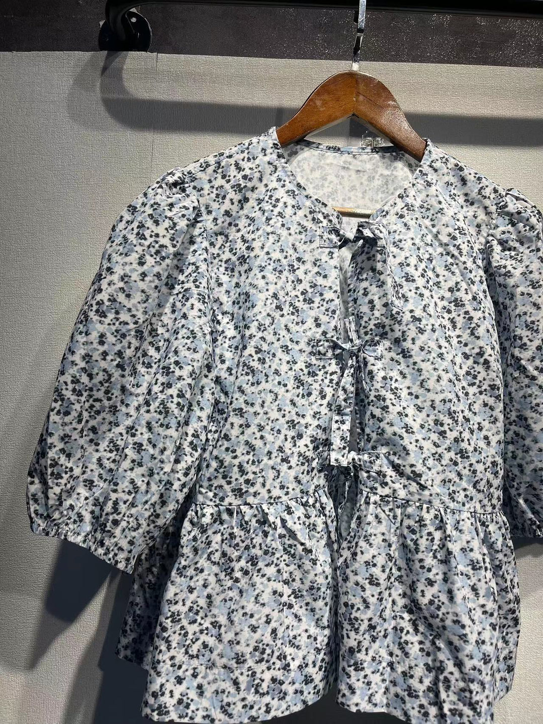 Damebluse med voluminøse pufærmer og blomsterprint Stilla