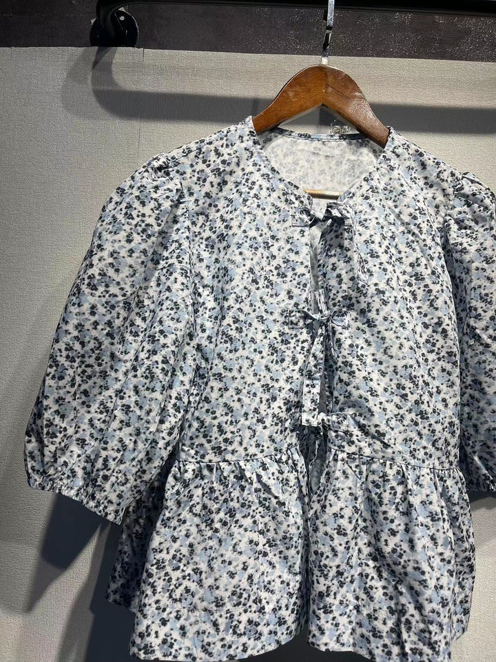 Damebluse med voluminøse pufærmer og blomsterprint Stilla