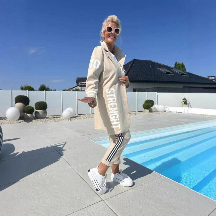 Kvinders afslappede trenchcoat med fashionable striber og stilfuld skrift Stilla