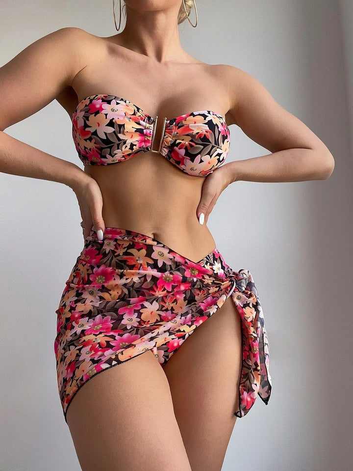 Dame bandeau-bikini med blomsterdesign og trendy sarong Stilla