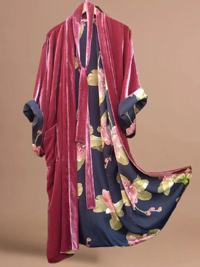 Kvinders luksuriøse kimono med blomstermotiv og silkefoer Skovae