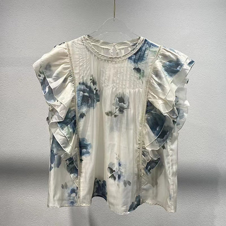 Damebluse med overdådige flæsedetaljer og sarte blomsterdesign Stilla