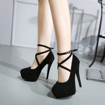 Dame Plateau-sandaler med justerbar ankelrem og elegant pump-design Stilla